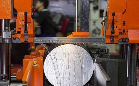 郭河镇立式金属带锯床切削出现跑带故障解决方法！